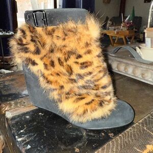 Ash size 6 Leopard Print Faux Fur Ankle Boots in good used condition